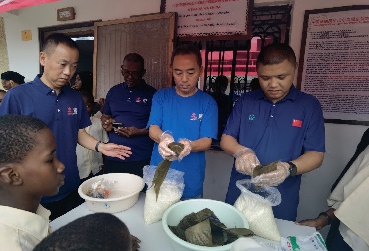 中方專家示范包粽子。施亮攝