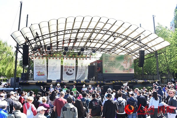 中瑞民眾歡聚國(guó)王花園廣場(chǎng)共慶端午佳節(jié)。人民網(wǎng)記者 殷淼攝