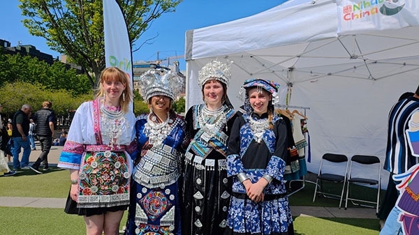 體驗(yàn)苗族傳統(tǒng)服飾。人民網(wǎng)記者 殷淼