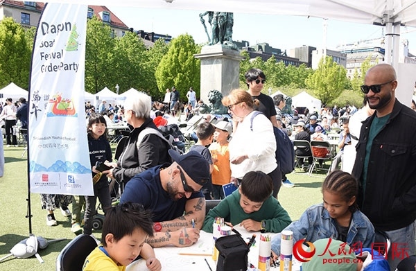 體驗(yàn)熊貓彩繪活動(dòng)。人民網(wǎng)記者 殷淼攝