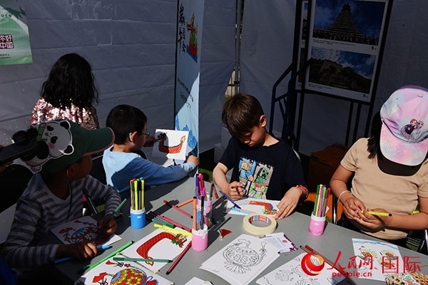 端午文化體驗(yàn)—龍舟圖片填色。人民網(wǎng)記者 殷淼攝