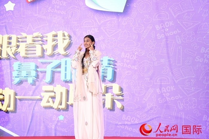 演唱中文歌曲。人民網(wǎng)記者任皓宇攝