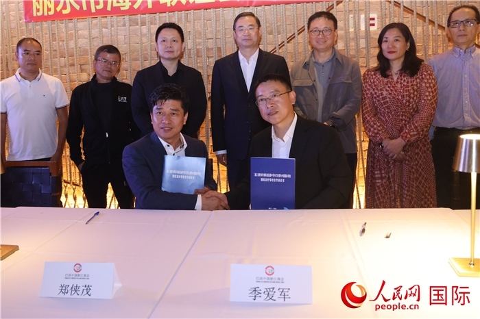 浙江省青田華僑實(shí)驗(yàn)高級(jí)中學(xué)與巴西里約中國(guó)國(guó)際學(xué)校在座談會(huì)上締結(jié)為友好學(xué)校，青田縣人民政府僑務(wù)辦公室主任季愛(ài)軍和擔(dān)任巴西里約中國(guó)國(guó)際學(xué)校董事長(zhǎng)的鄭俠茂作為代表簽署協(xié)議。 人民網(wǎng)記者 時(shí)元皓攝