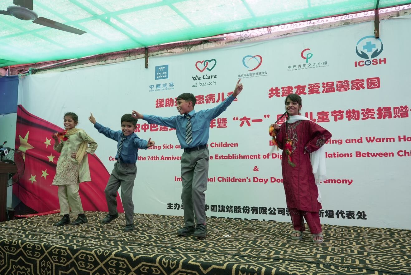 受捐孤兒在活動現(xiàn)場表演自己創(chuàng)作的舞蹈節(jié)目。瓦加斯·阿赫邁德攝