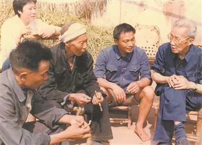 侯光炯（右一）和農(nóng)民在一起親切交流。 西南大學(xué)檔案館供圖