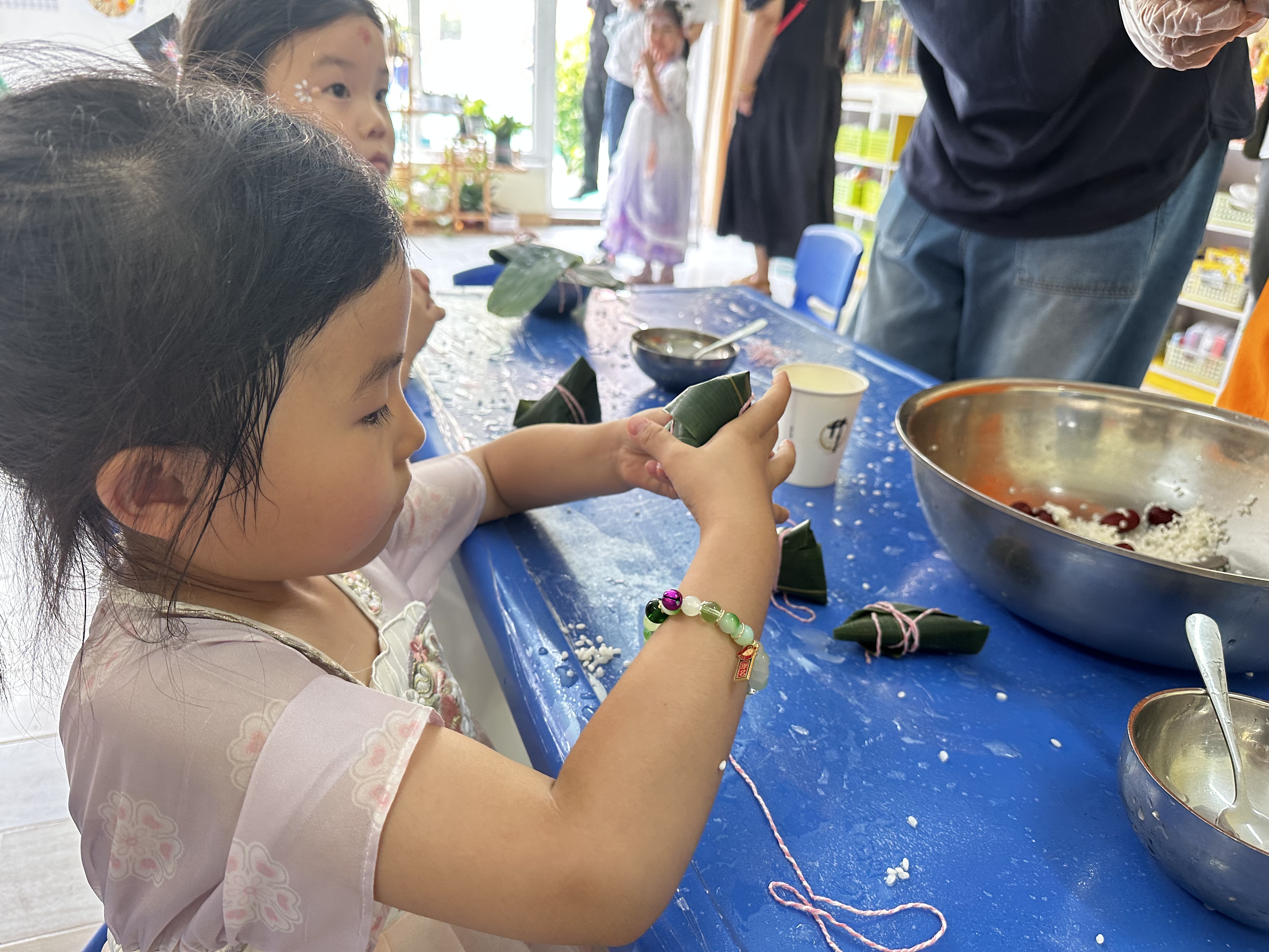 小朋友在體驗包粽子。人民網(wǎng)記者 楊虞波羅攝