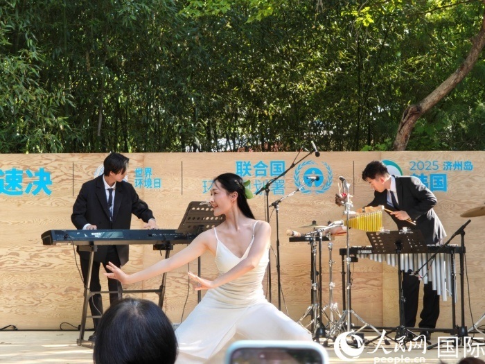 《舞，自然》舞蹈表演。人民網(wǎng)記者 李明攝