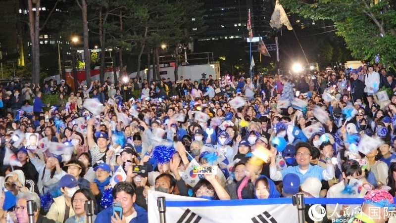 當(dāng)?shù)貢r(shí)間4日凌晨，李在明支持者們聚集在國(guó)會(huì)前等待計(jì)票結(jié)果。人民網(wǎng) 柳美鉉攝